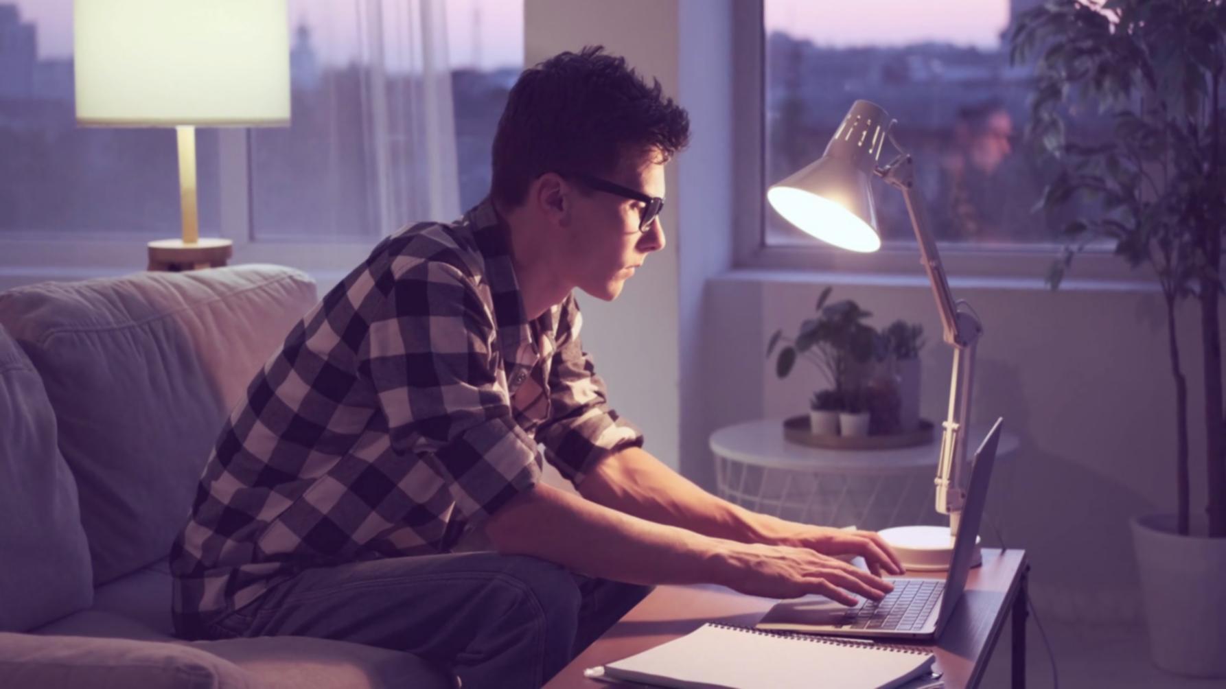 Finanzplanung mit verschiedenen Dokumenten und Diagrammen