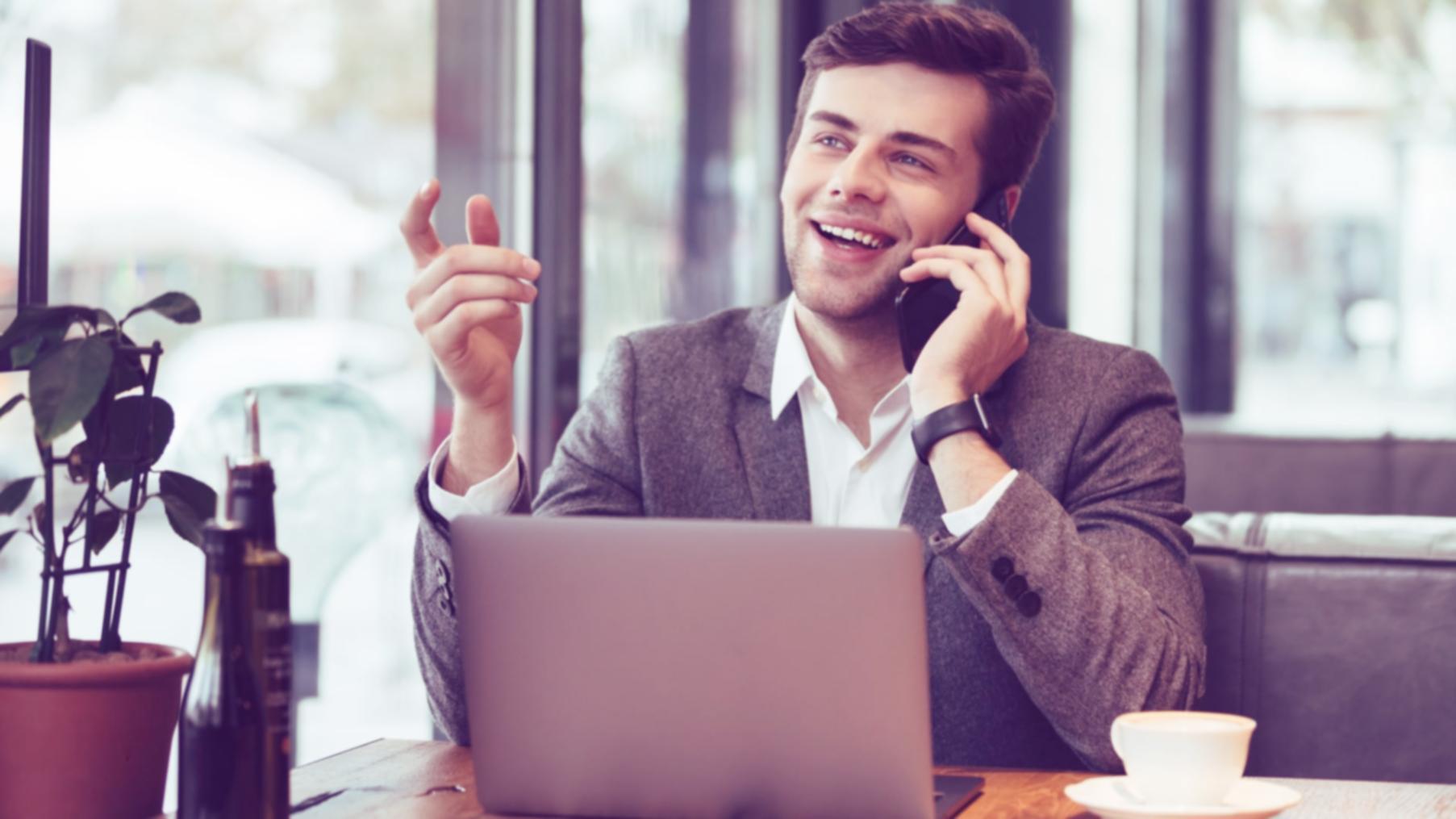 Detaillierte Finanzanalyse mit saisonalen Planungsunterlagen auf einem modernen Schreibtisch